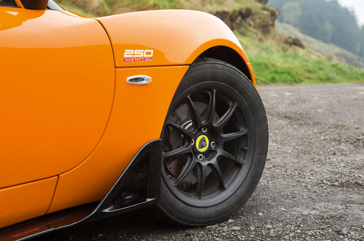 Lotus Elise Cup 250 black alloys