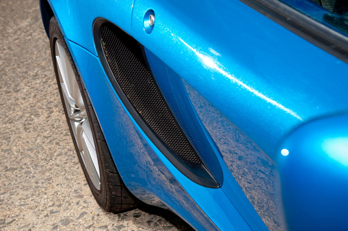 Lateral air intakes have a simple mesh; it's discretely effective Lotus Elise side air vents