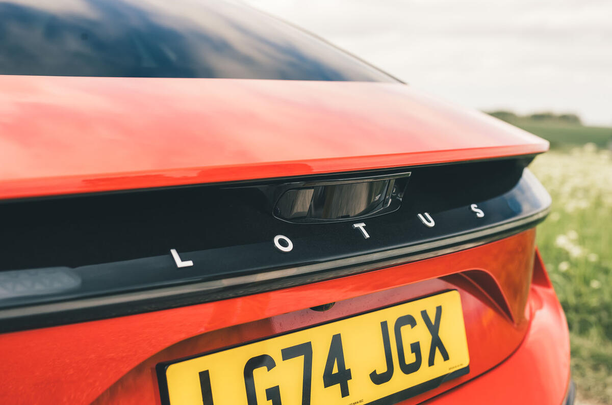 Lotus Emeya avis 2025 11 badge