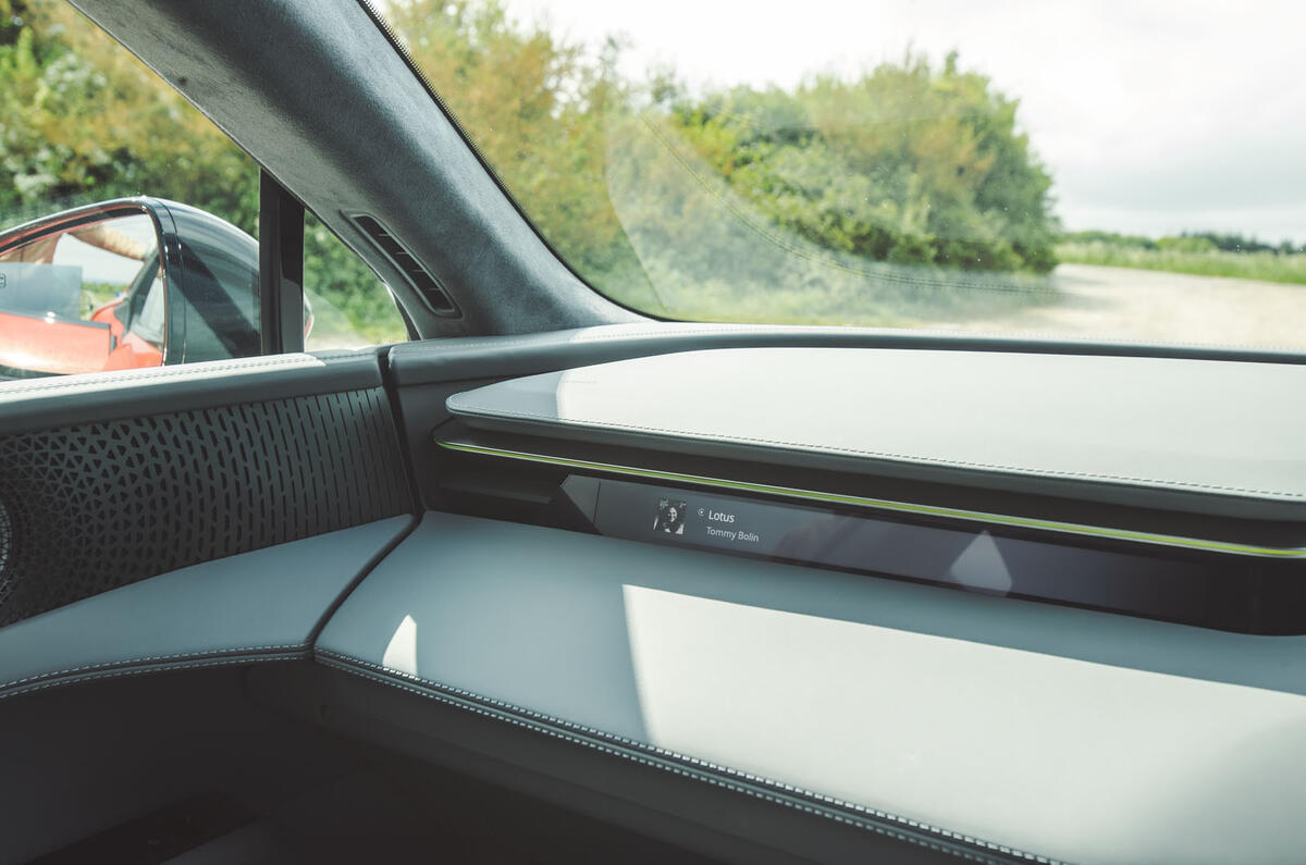 Lotus Emeya review 2025 18 écran digital