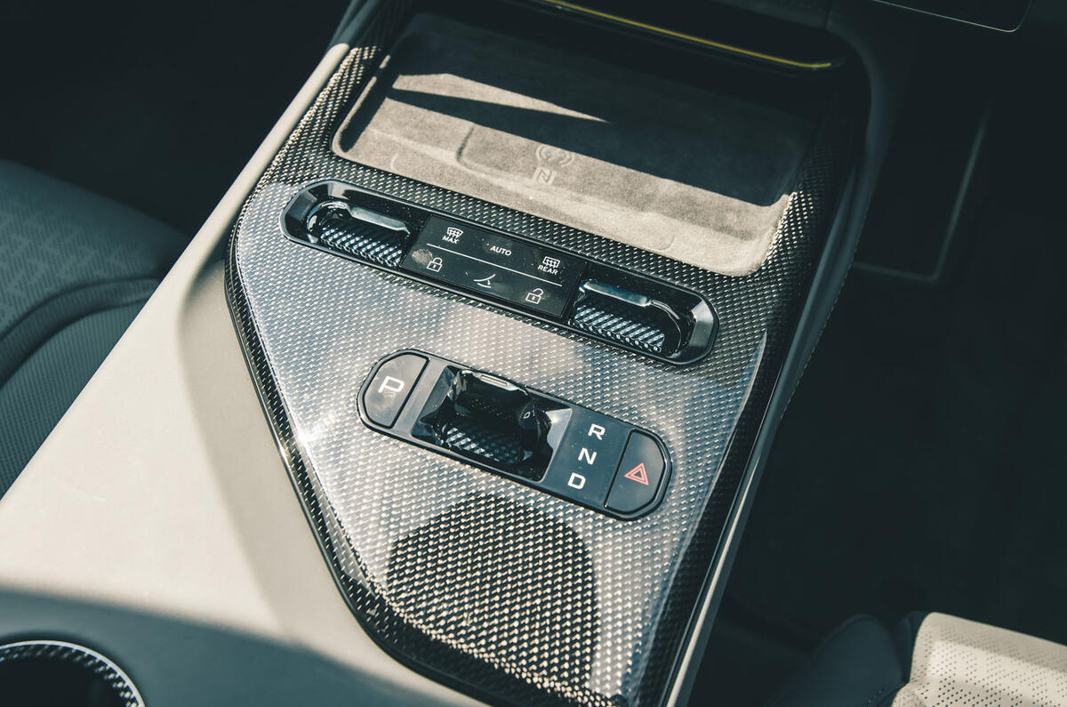 Lotus Emeya avis 2025 20 console centrale