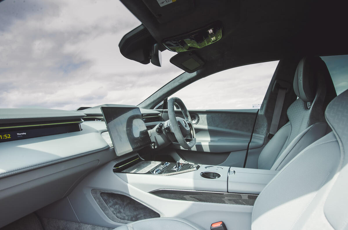 Lotus Emeya avis 2025 21 cabine avant