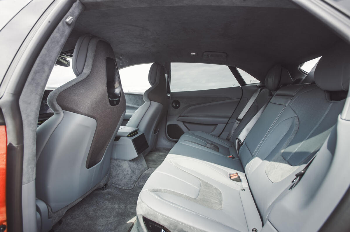 Lotus Emeya avis 2025 22 cabine arrière