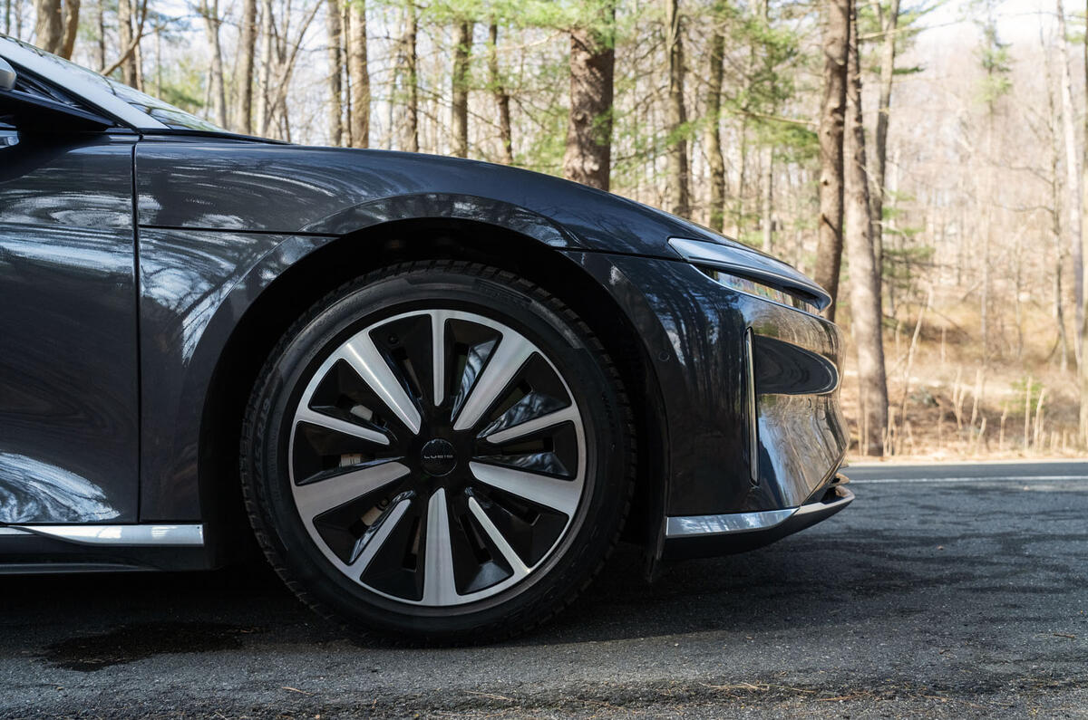 Lucid Air 2025 review driving wheel 01568