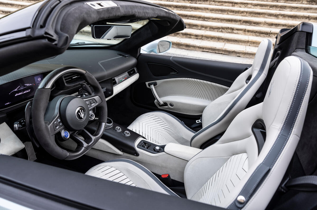 maserati  mc20 cielo interior side
