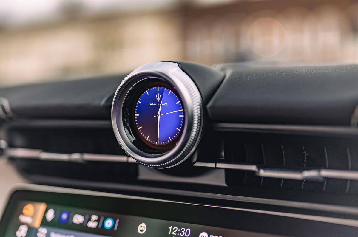 Maserati grancabrio folgore 2025 Review clock 018 Maserati grancabrio folgore 2025 Review clock 018