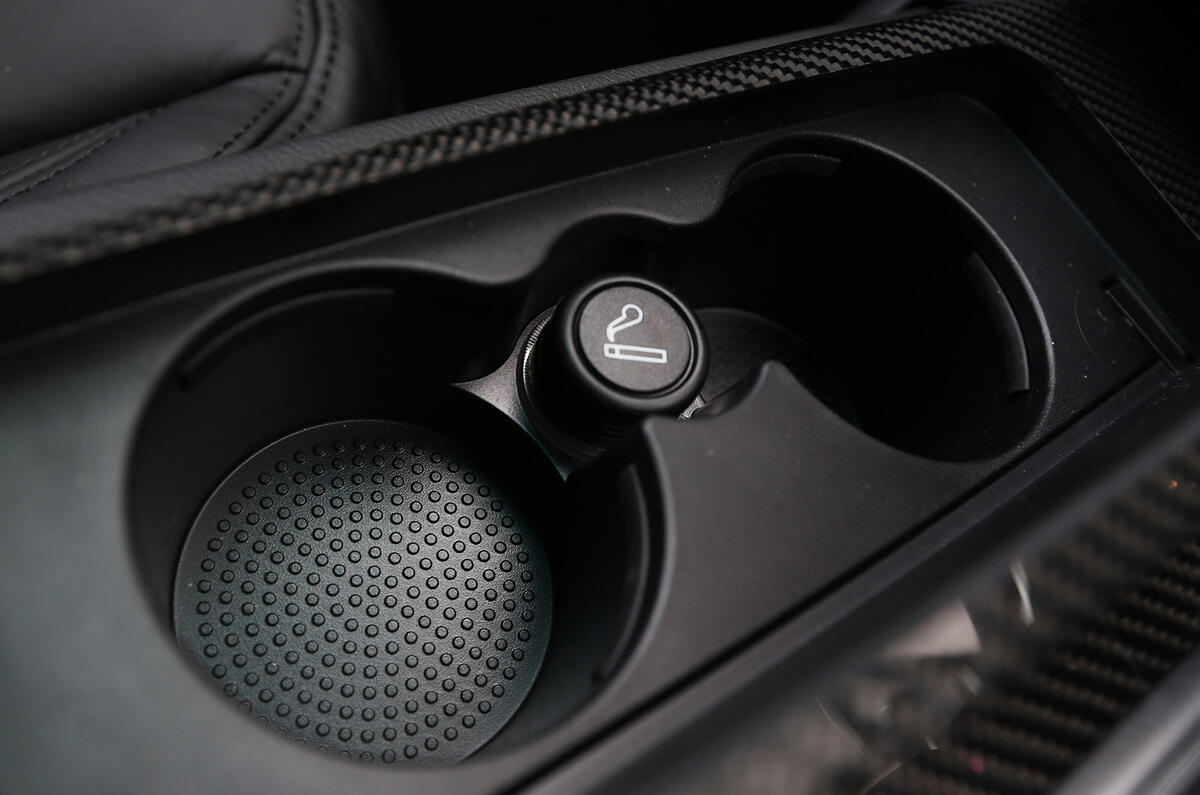 Maserati Ghibli cupholders