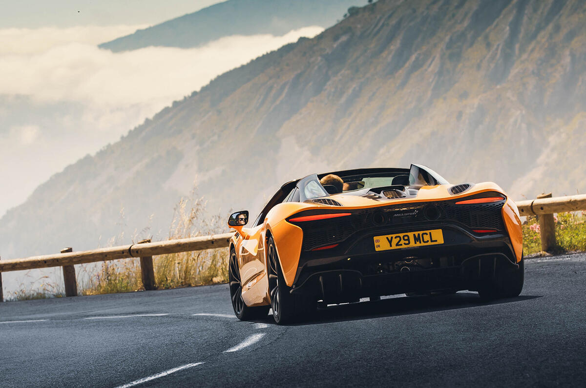 mclaren artura spider review 2024 02