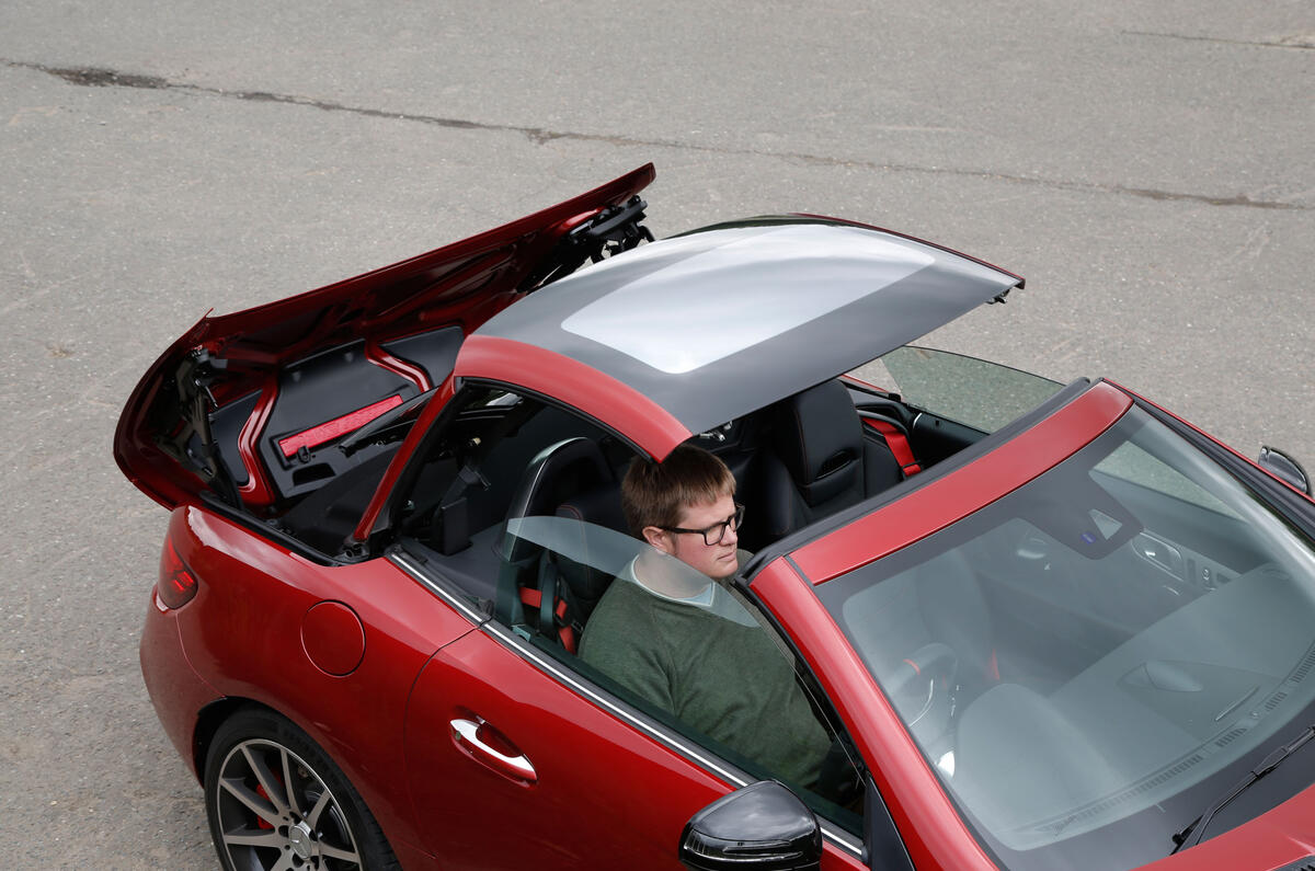 Mercedes-AMG SLC 43 roof opening