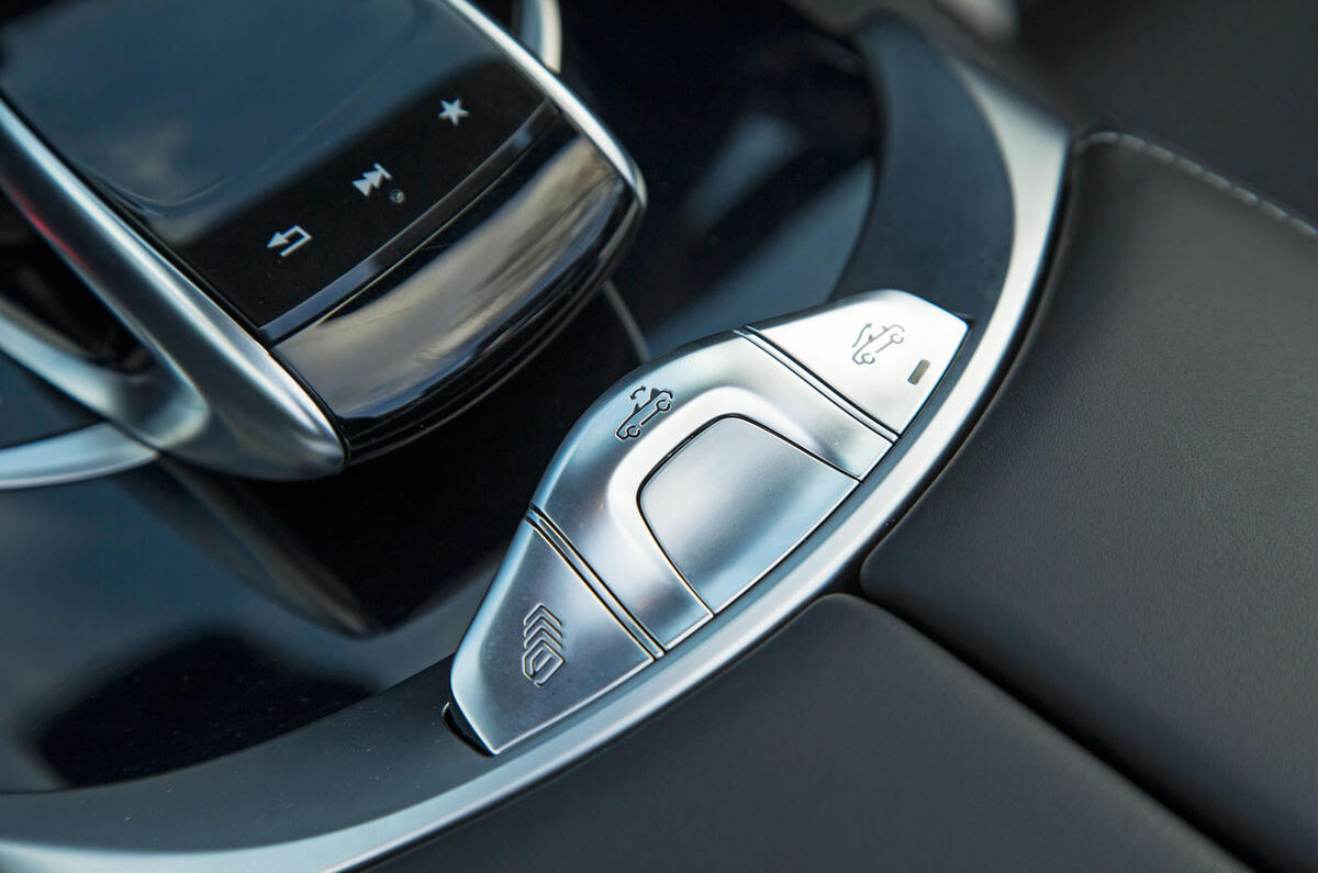 Mercedes-AMG C 63 Cabriolet roof controls