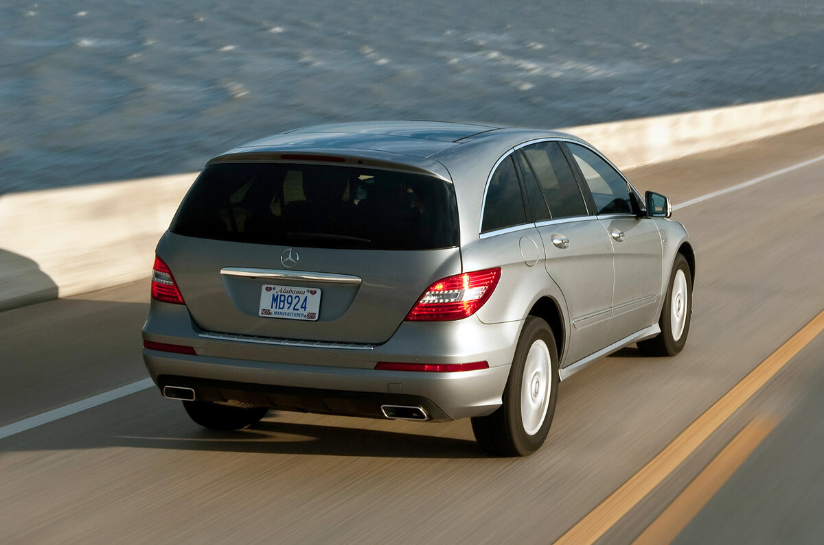 Hefty kerbweight blunts R’s pace: 0-60mph takes 9.0sec Mercedes-Benz R-Class rear quarter