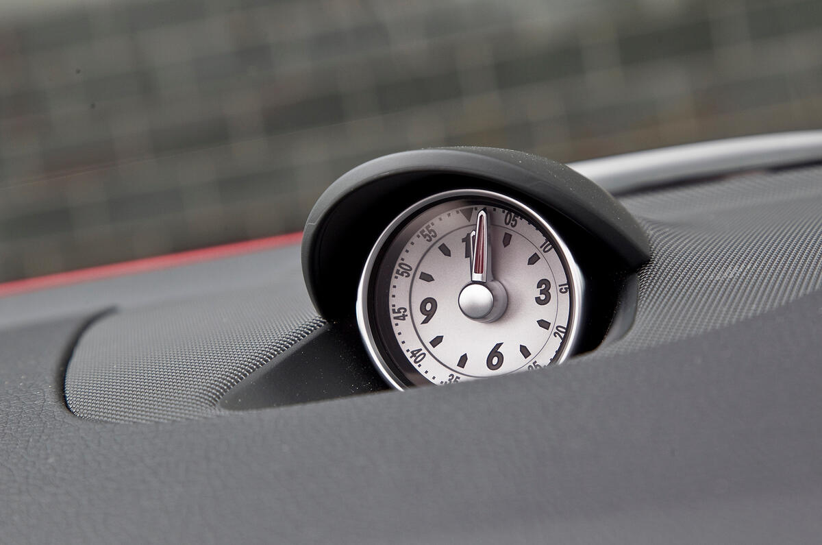 Analogue clock on top of the dash looks a little out of place Mercedes-Benz SLK analogue clock