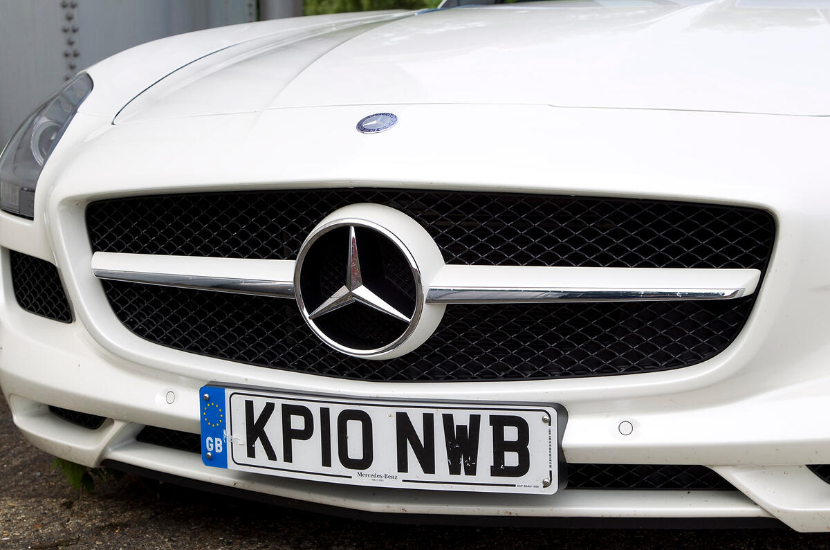 Main lights use bi-xenon bulbs, indicators and daylight running lamps are LEDs. Mercedes-AMG SLS front grille