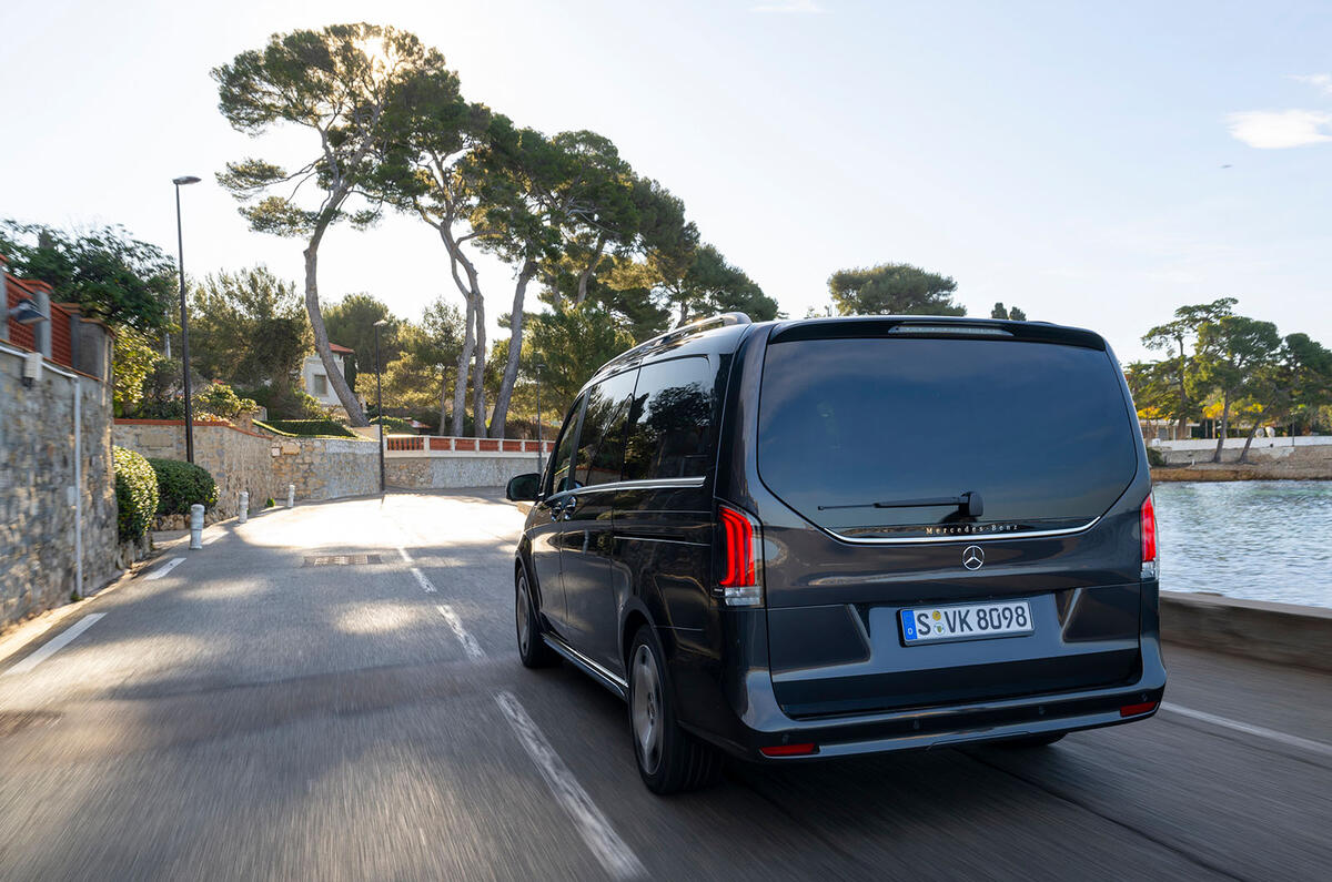 mercedes benz vlass review 2024 03 travelling arrière