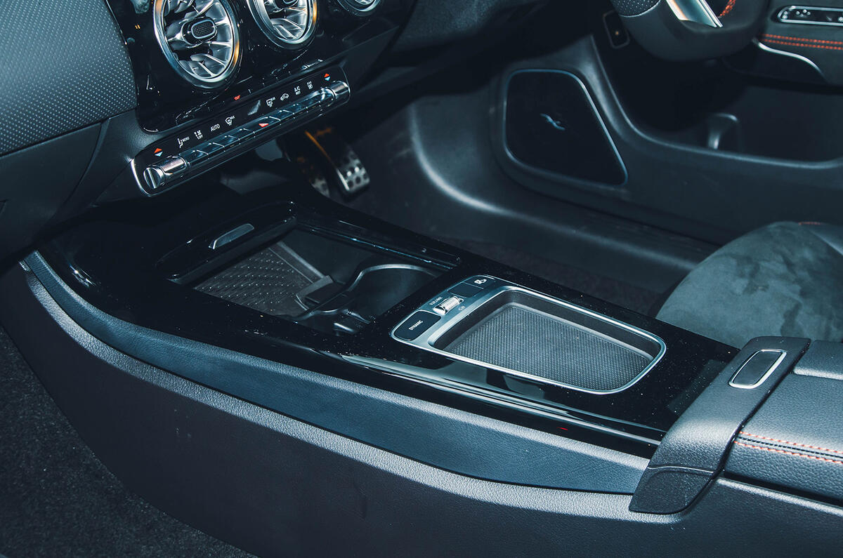mercedes cla 250e 2023 centre console mercedes cla 250e 2023 centre console