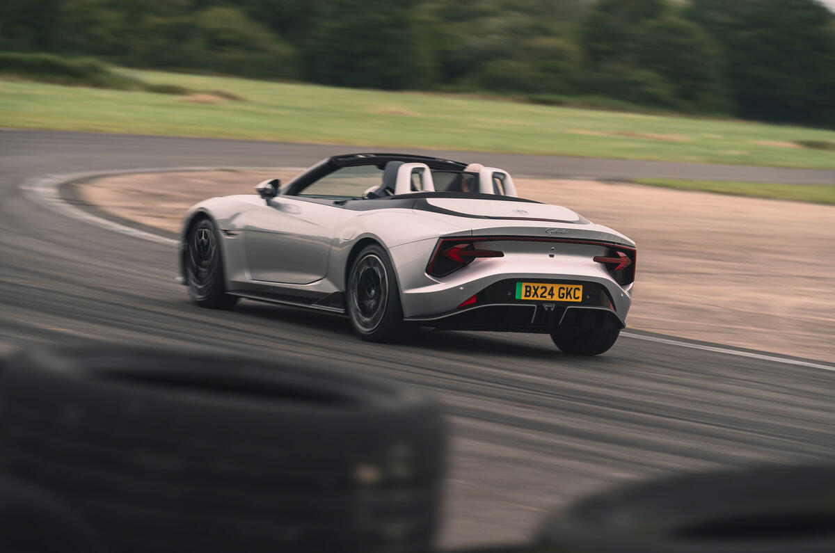 MG Cyberster avis 2024 04 virage arrière