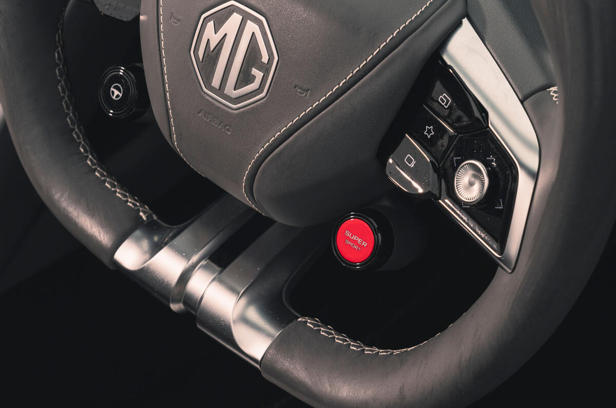 MG Cyberster avis 2024 14 bouton super sport