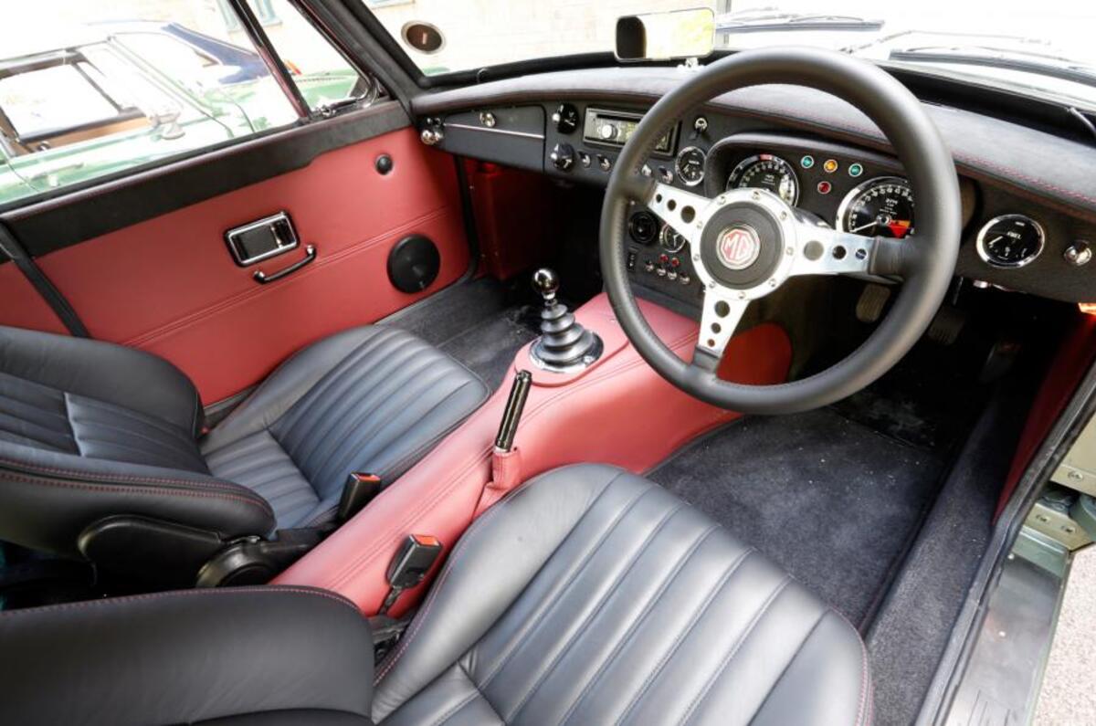 MG LE50 interior