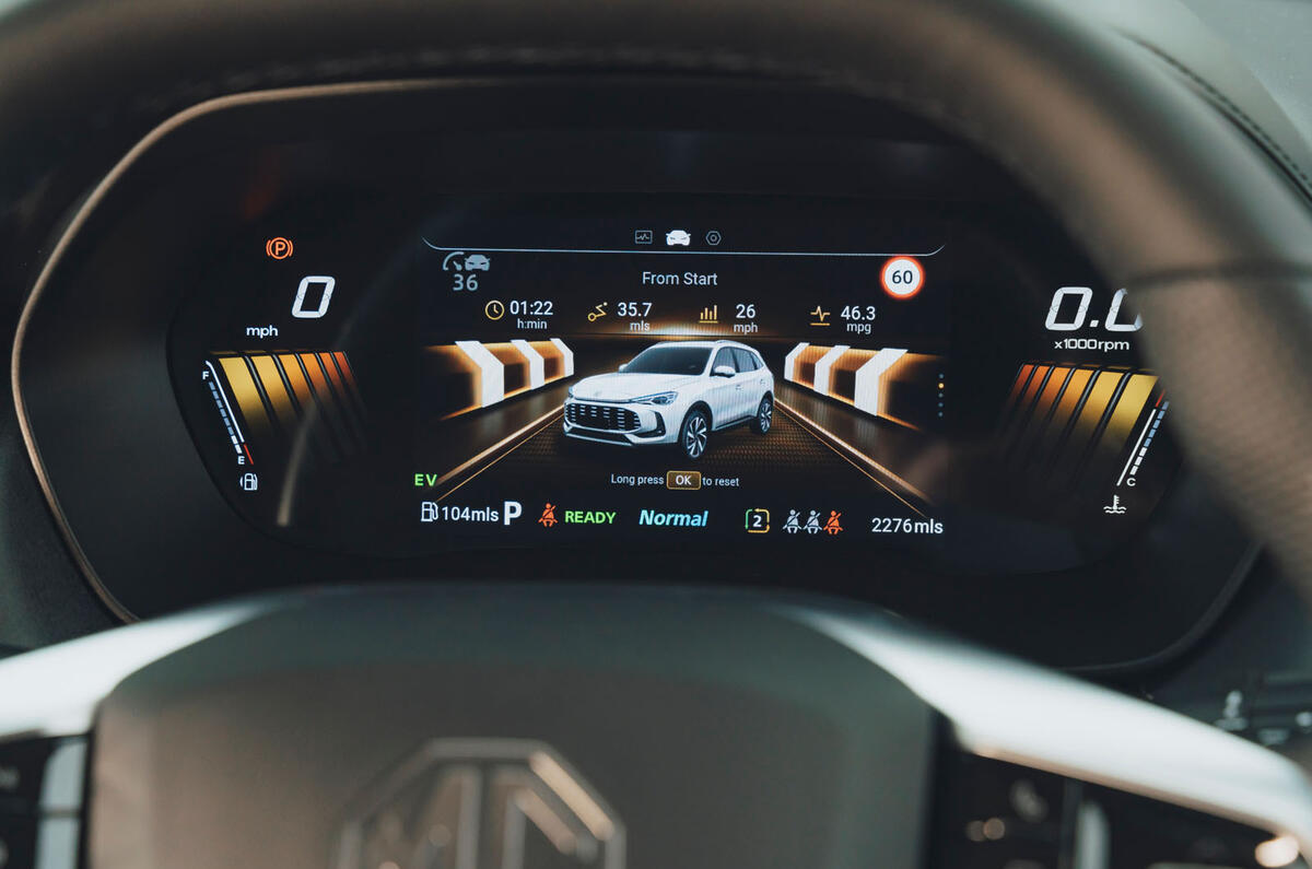 MG ZS Hybrid review 2025 009 binacle