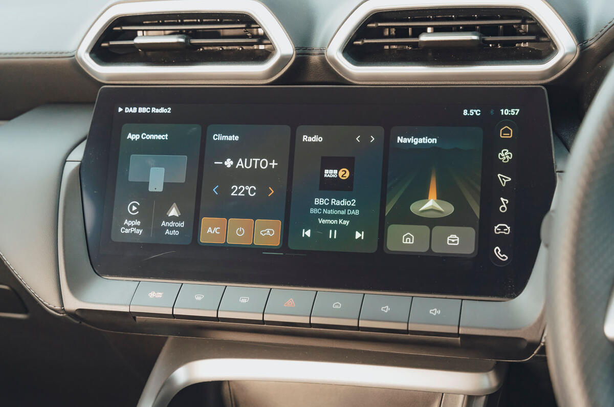 MG ZS Hybrid review 2025 010 infotainment