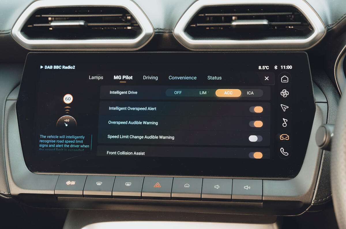 MG ZS Hybrid review 2025 011 infotainment