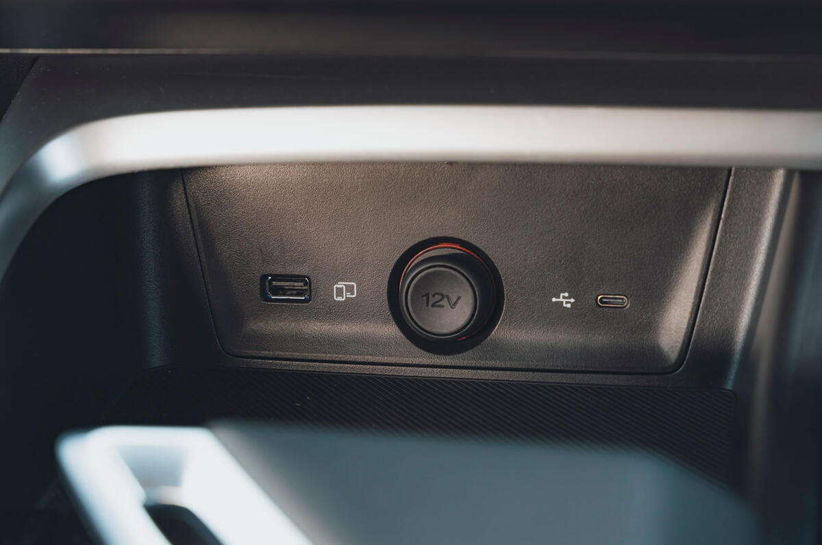 MG ZS Hybrid review 2025 017 connections