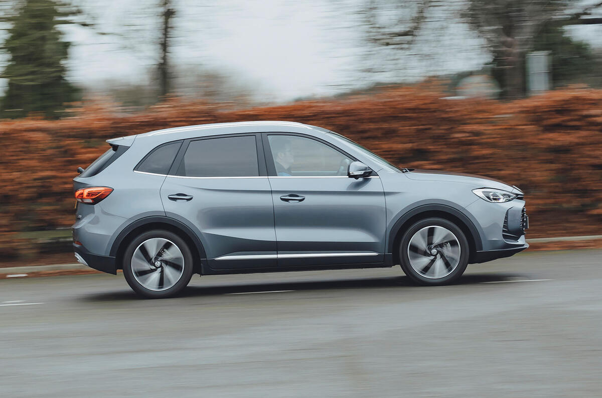 MG ZS Hybrid review 2025 023 panning