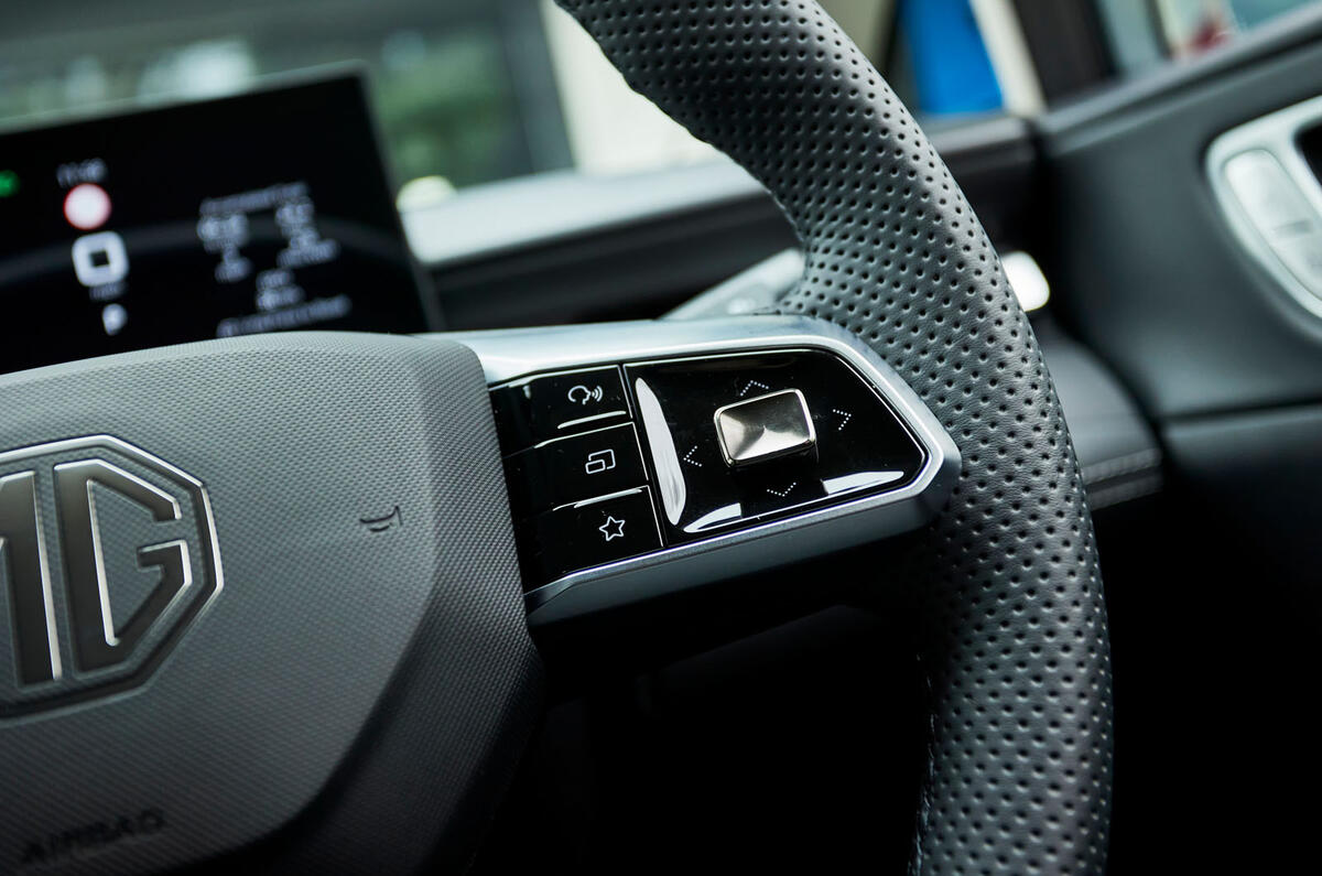 MG4 Urban review 011