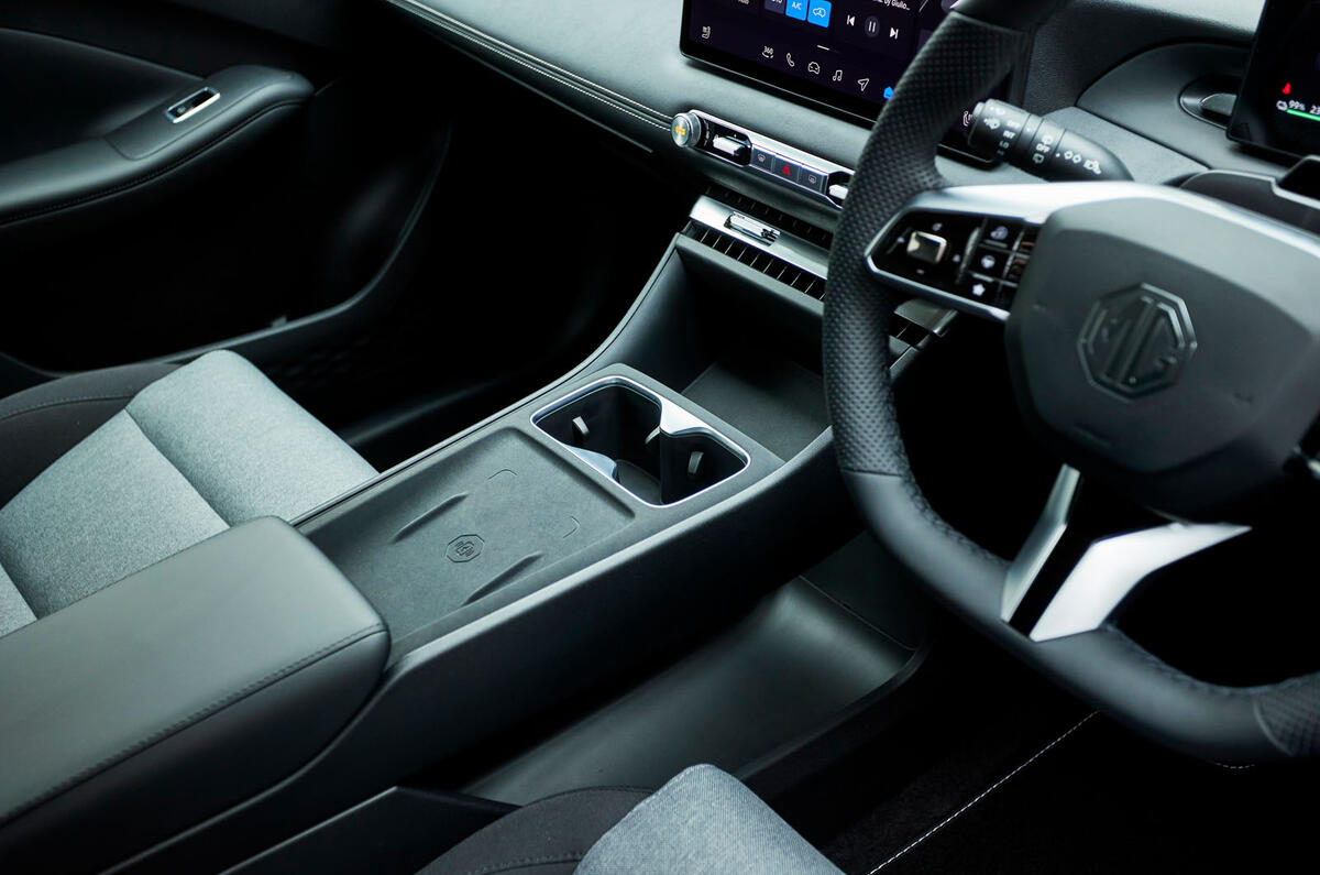 MG4 Urban review 012