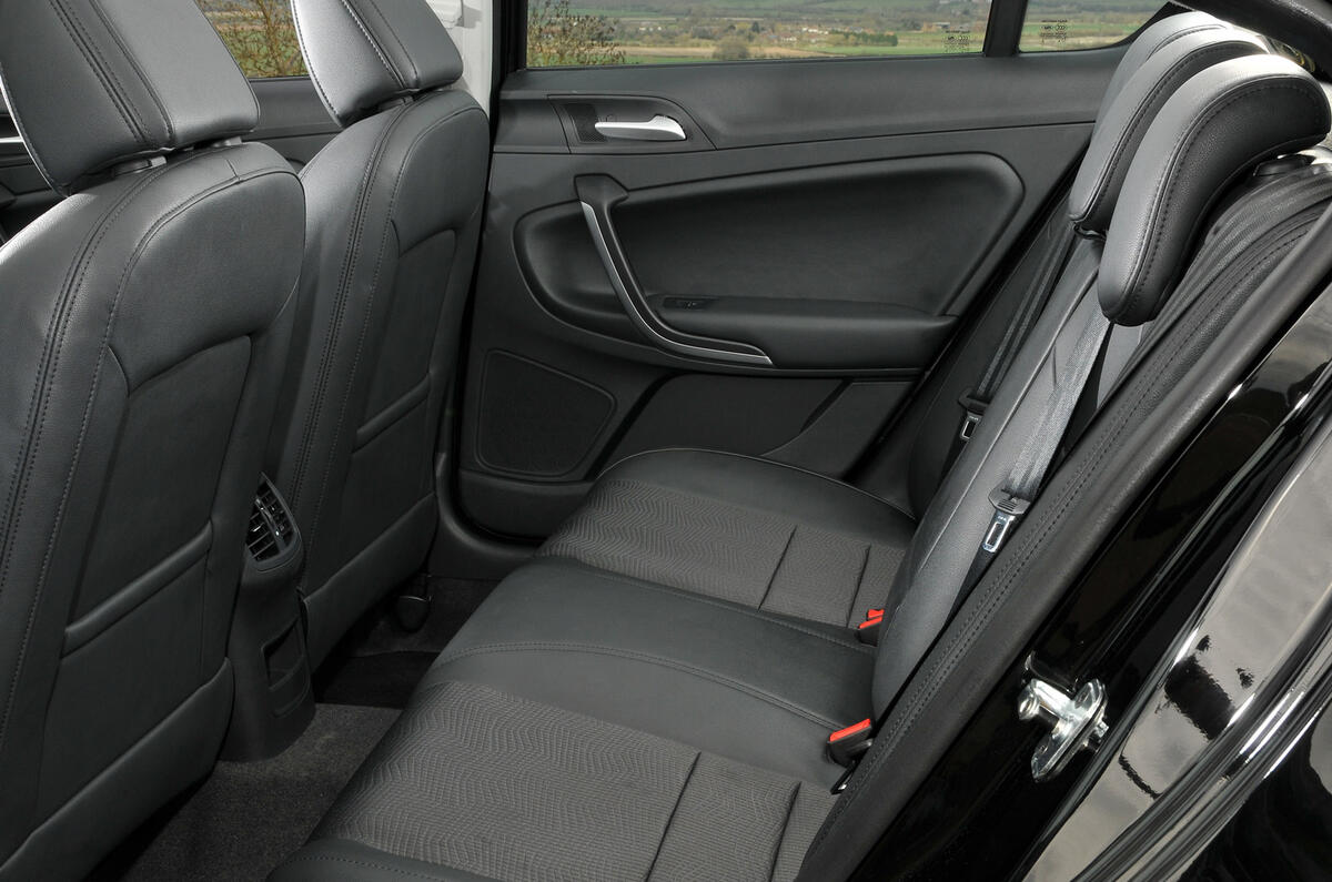 MG6 rear seats