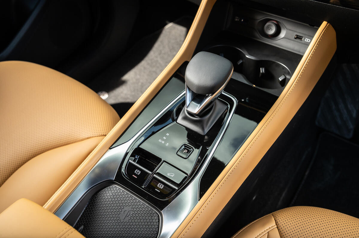 MG HS review   gear selector MG HS review   gear selector
