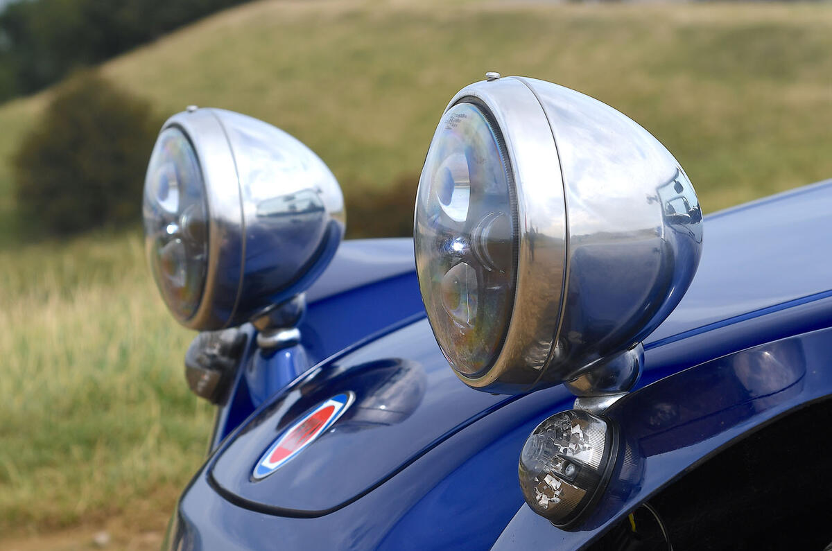 Mika Meon review 2024 05 lights