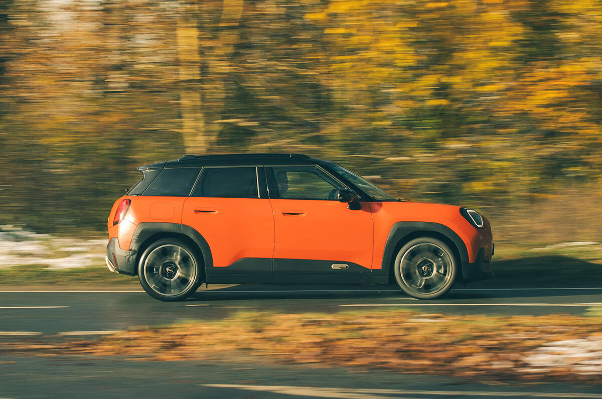 MINI Aceman review 2025 002 panning MINI Aceman review 2025 002 panning