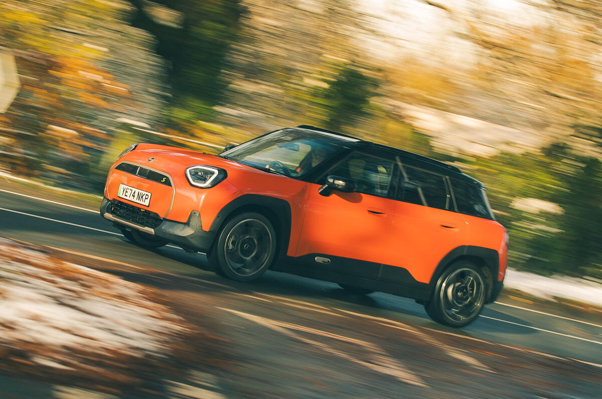 MINI Aceman review 2025 023 panning MINI Aceman review 2025 023 panning