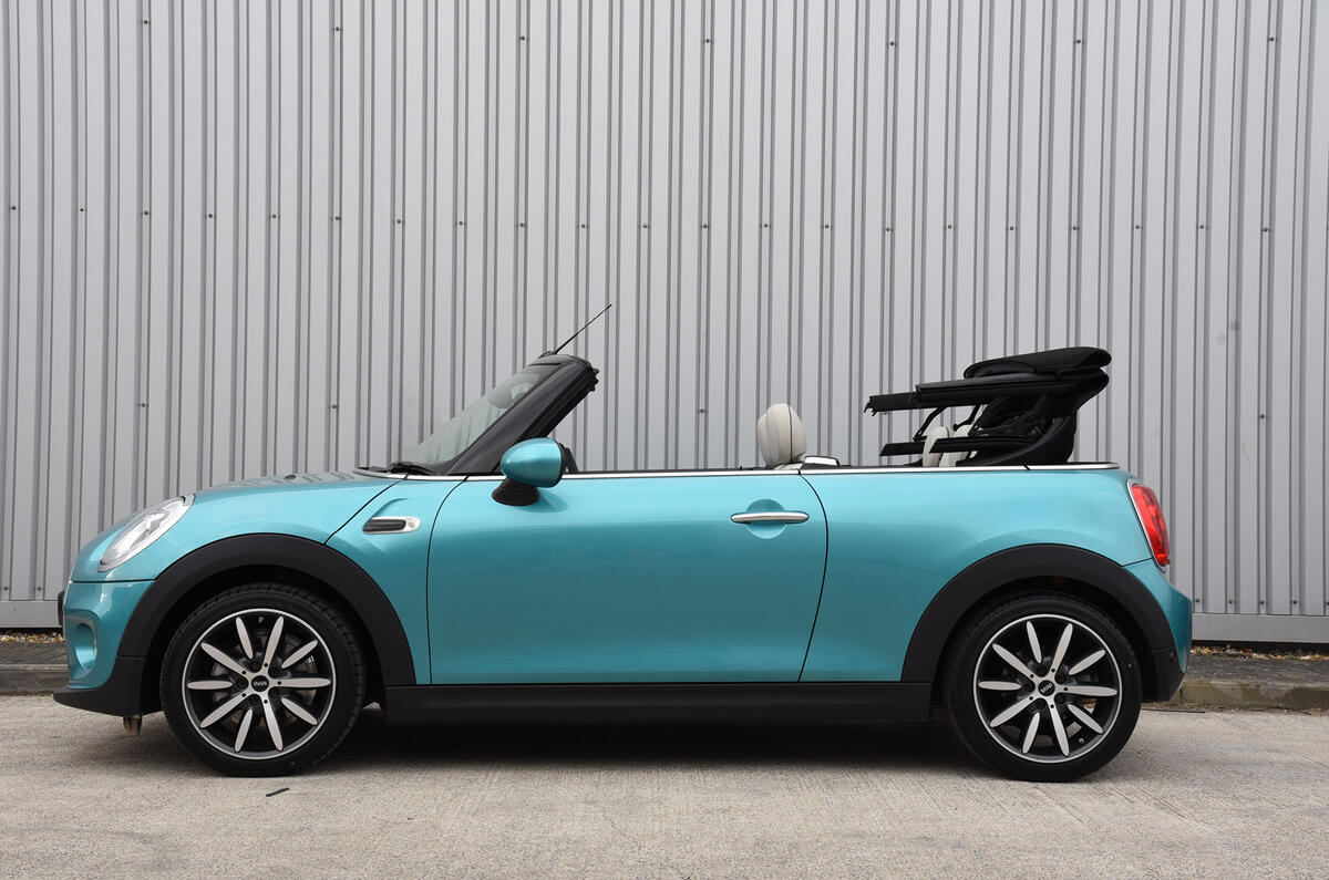 Mini Convertible roof unfurling