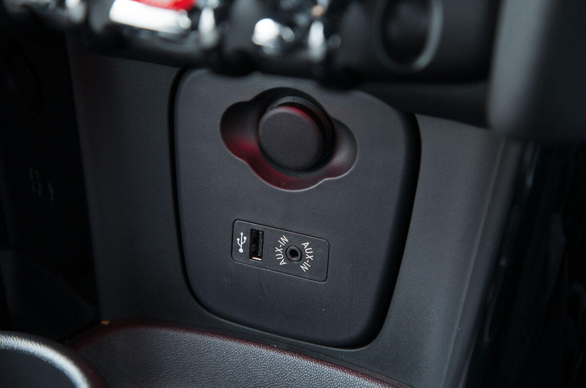Mini Cooper S Works 210 USB port