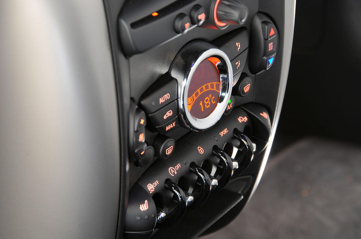 Mini Countryman climate controls