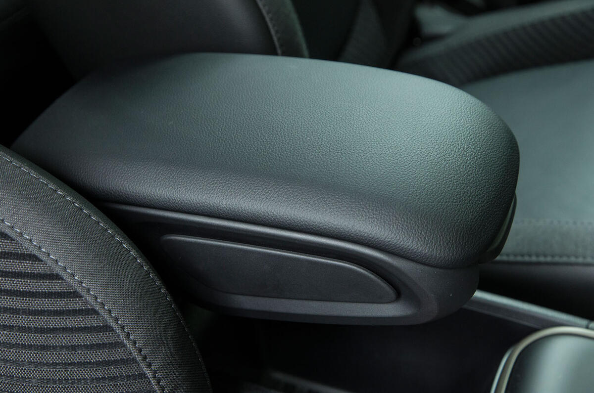 Mini Countryman S E All4 armrest