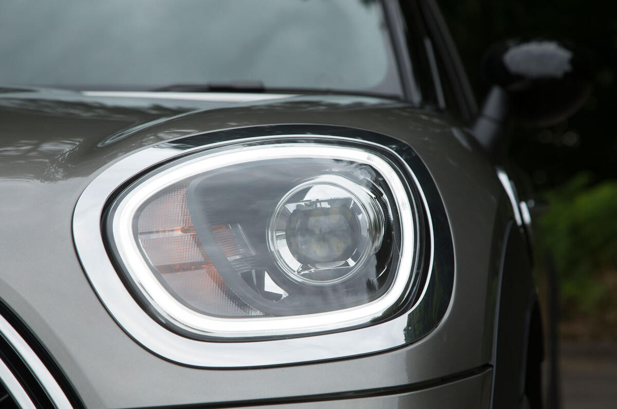 Mini Countryman S E All4 LED headlights