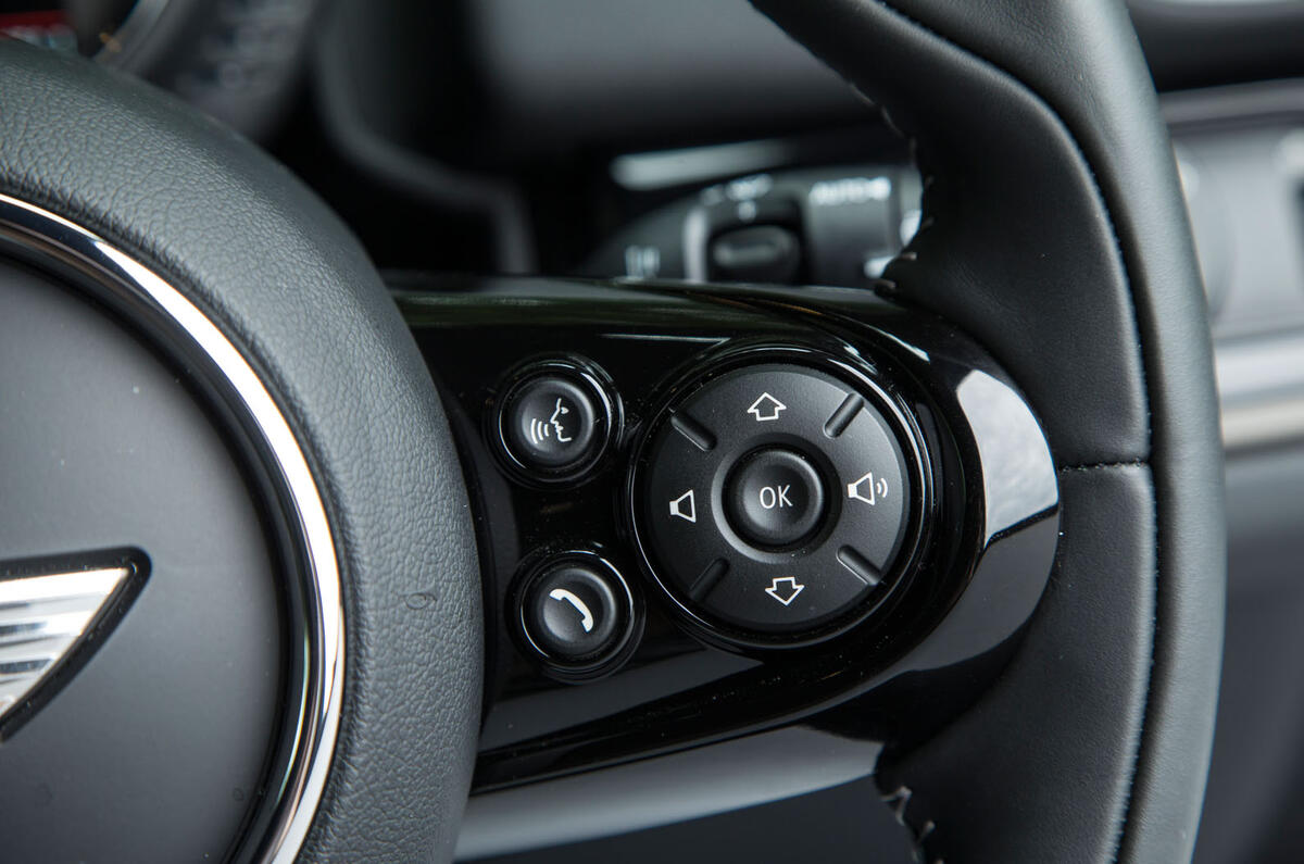 Mini Countryman S E All4 steering wheel controls
