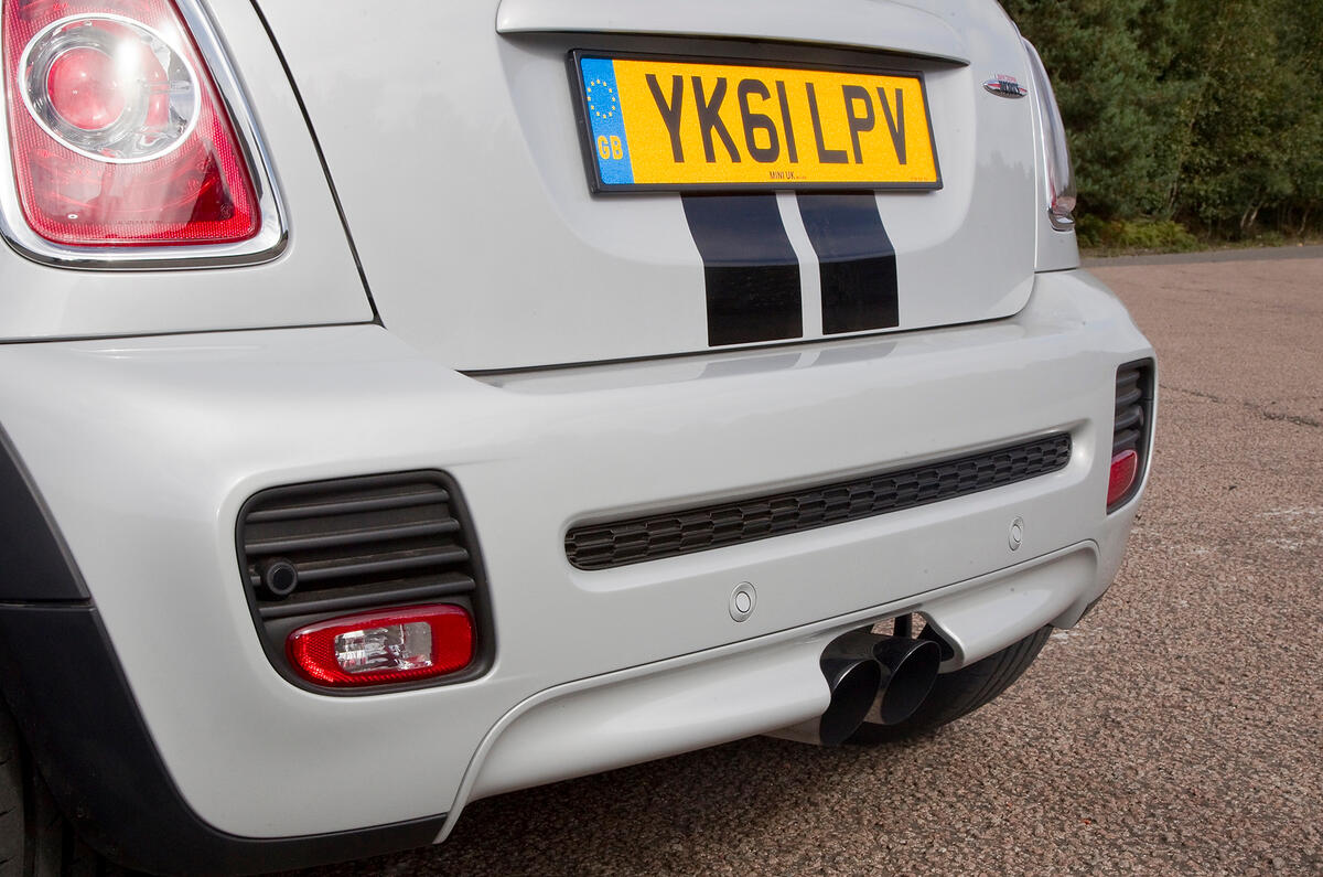 Mini Coupé twin exhausts