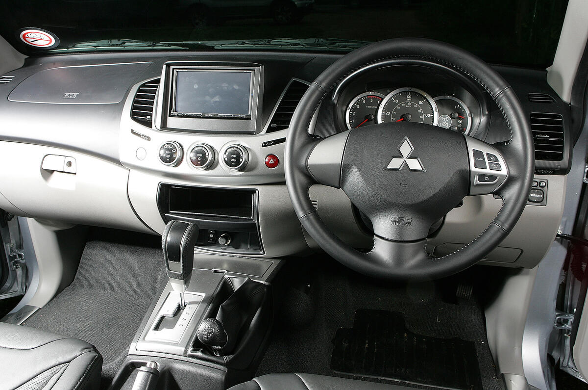Mitsubishi L200 dashboard