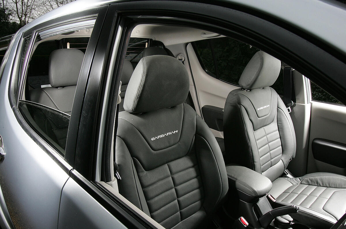 Mitsubishi L200 front seats