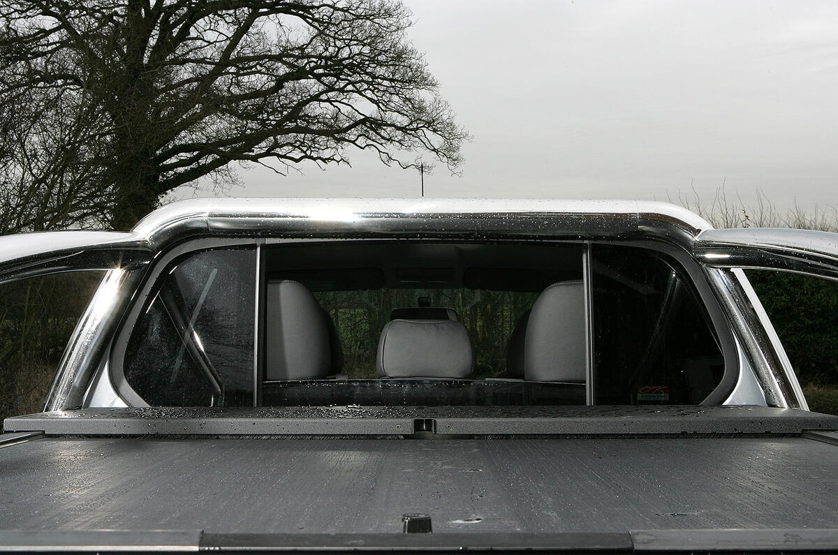 Mitsubishi L200 rear window