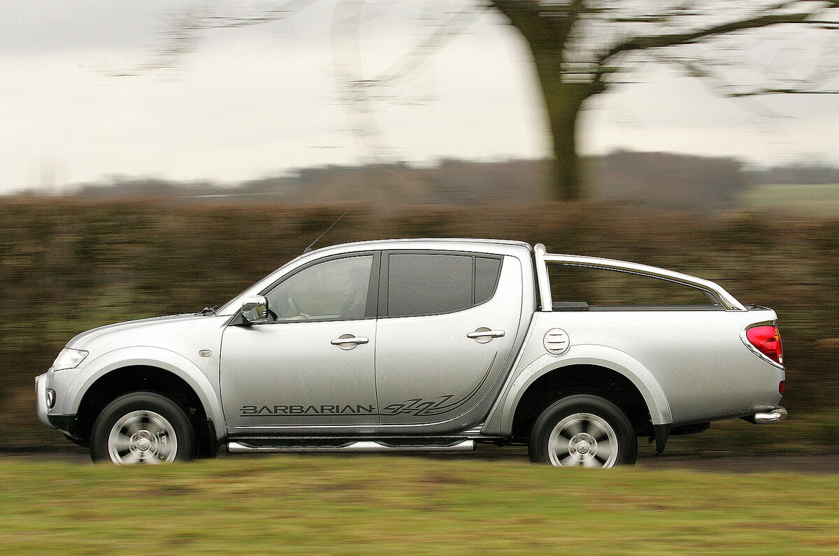 Mitsubishi L200 side profile