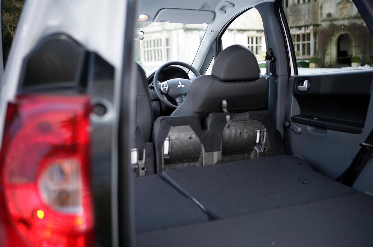 Mitsubishi Colt rear space