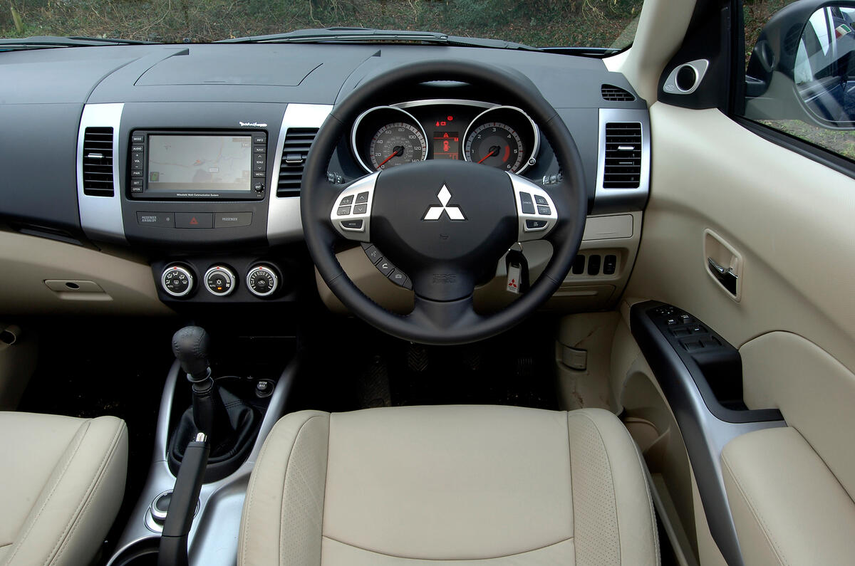 Decent size and rim thickness, brightened by metal inserts (even if they’re a bit plasticky). But why no reach adjustment?  Mitsubishi Outlander dashboard