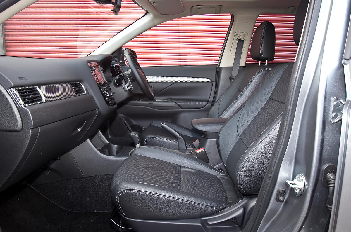 Mitsubishi Outlander interior