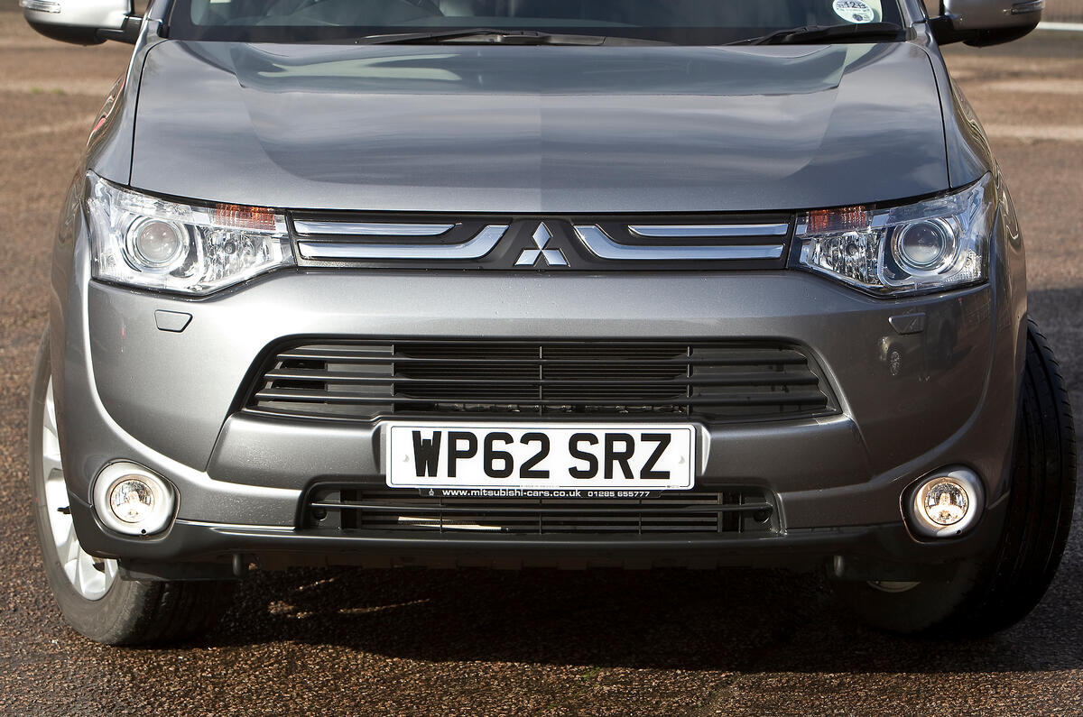 Mitsubishi Outlander front grille