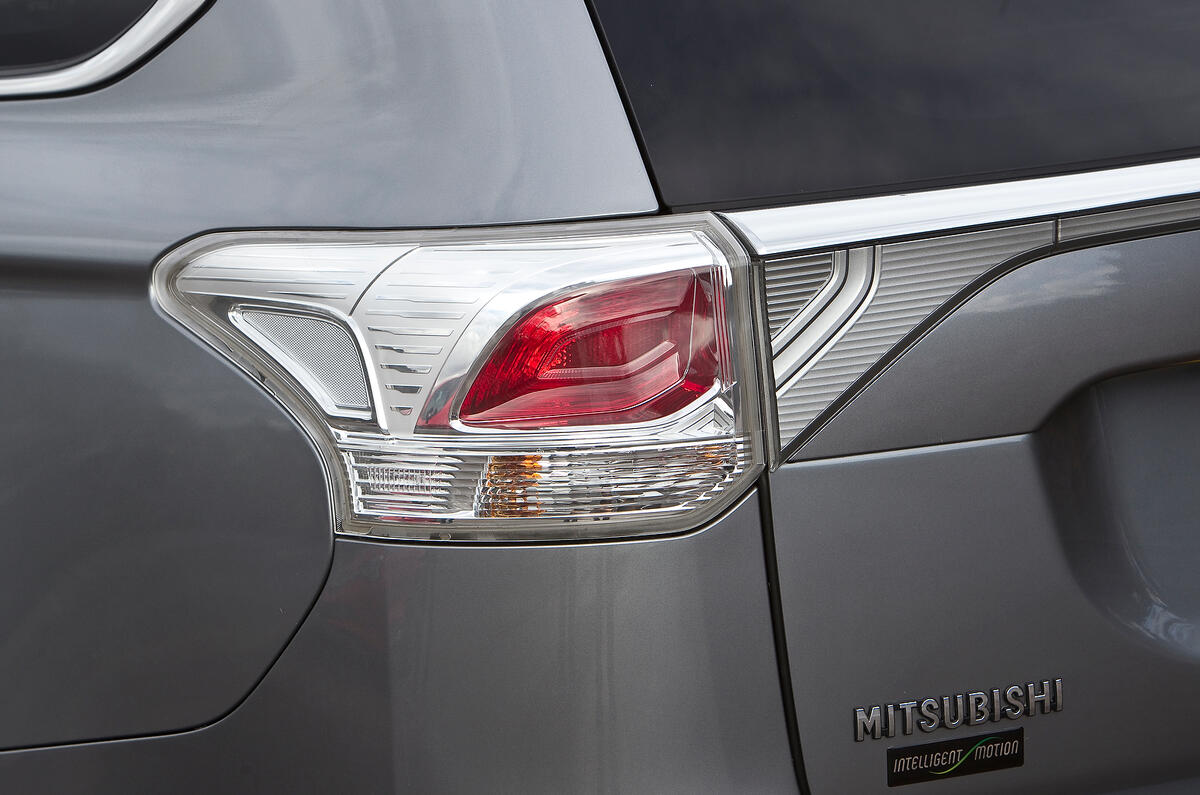 Mitsubishi Outlander tailight